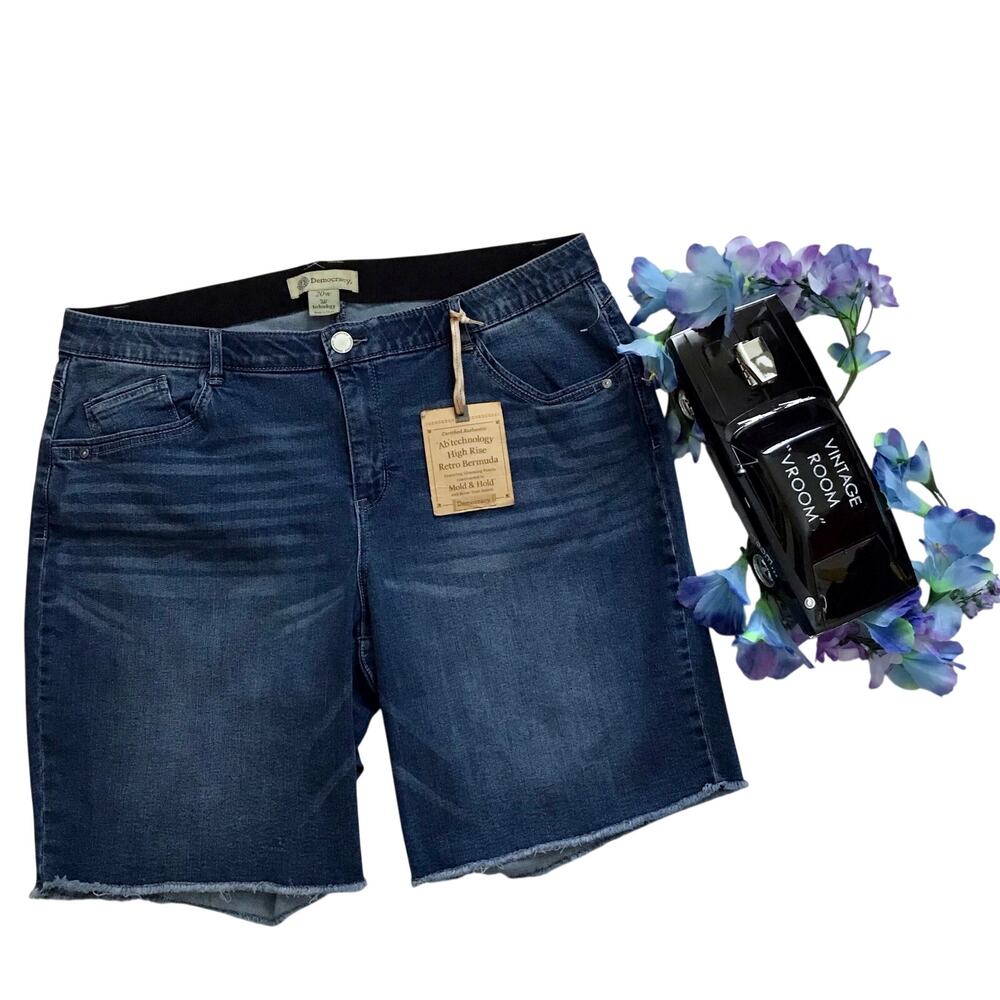 Democracy NWT Medium Wash Frayed Shorts Women 20W